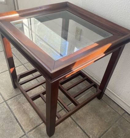 Safavieh Mahogany Wood Tempered Glass Square Decorative Side Table 1