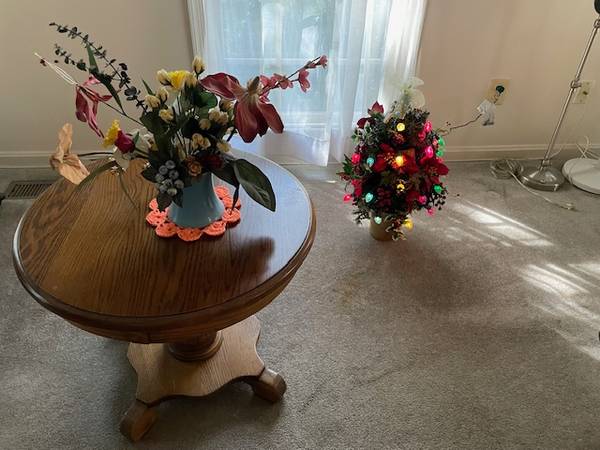 Oak Round Table, Christmas Tree, Artificial Flower with Porcelain Vase 1