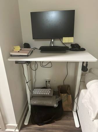 Adjustable standing desk 1