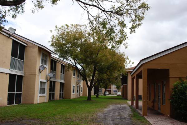 $1,900 / 2br - $1900 PHENOMENAL 2b/2b IN VERANO (MIRAMAR)64001845437441122