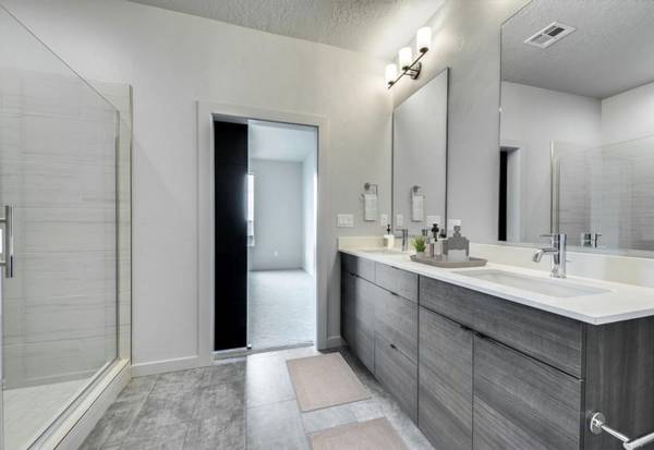 $2,370 / 3br - 1605ft2 - Ample storage, Expansive windows, In-unit washer/dryer (Eagle)63981530688258122