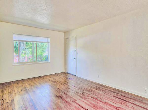 $1,650 / 2br - NOW $300 OFF + Small 40-Unit Complex, Hardwood Flooring, Courtyard (Hawthorne District)63999315696771124