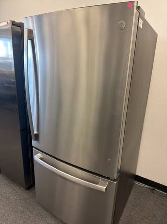 GE STAINLESS STEEL BOTTOM FREEZER FRIDGE 1