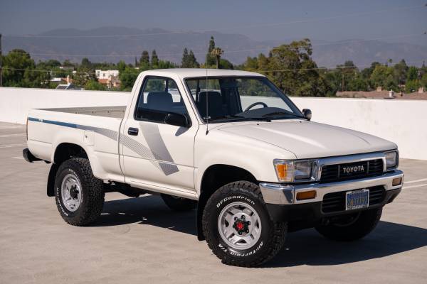 1989 Toyota Pickup 22RE 4x4 DLX Short Bed - $25,000 (Woodland Hills)63618211601667120