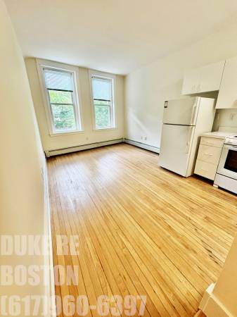 $2,450 / 1br - 2nd Floor Front-Facing 1br on Beacon Street -Avail. NOW- *NO FEE*63856229260289121