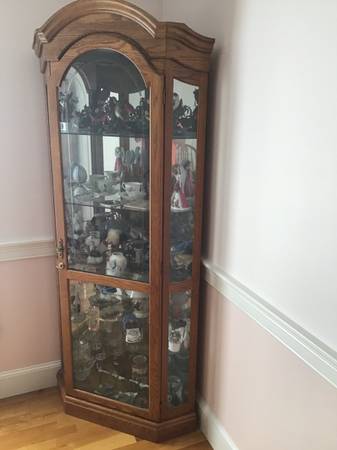 Armario de esquina con cristal iluminado para objetos de colección - $300 (Westford)63435710653187121