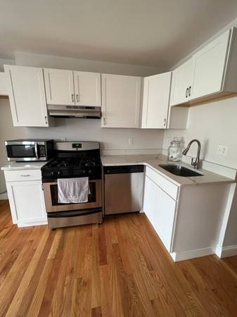 $2,400 / 2br - East Boston 2 Bed/1 Bath Apartment | Near Airport Station (East Boston)63817587367809123