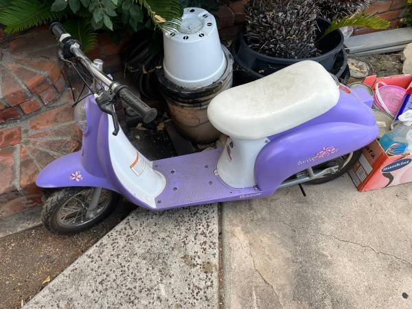 Child's electric scooter 1