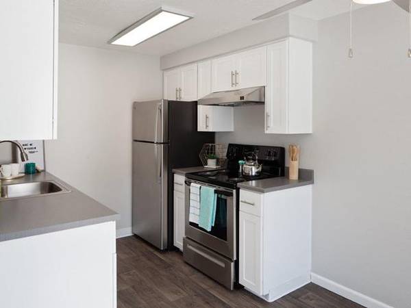 $1,565 / 2br - 900ft2 - Cocina completamente equipada con electrodomésticos de acero inoxidable (Gresham)63672564450433120