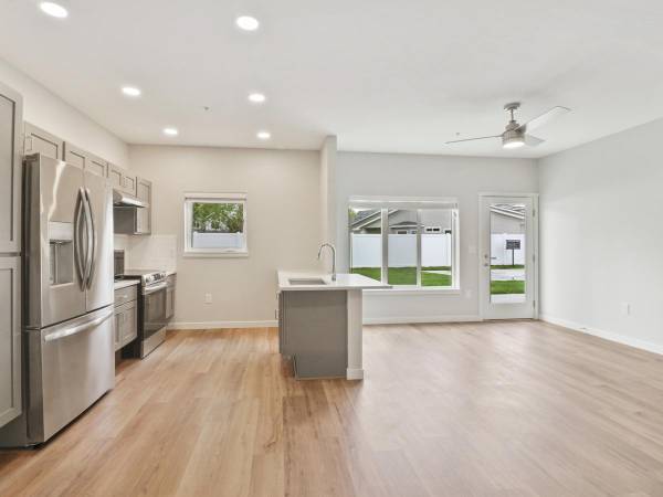 $1,595 / 2br - 922ft2 - Full-Sized Eco Smart Washer & Dryer in Every Home, Lush Landscaping (Northwest Boise)63981529640963124