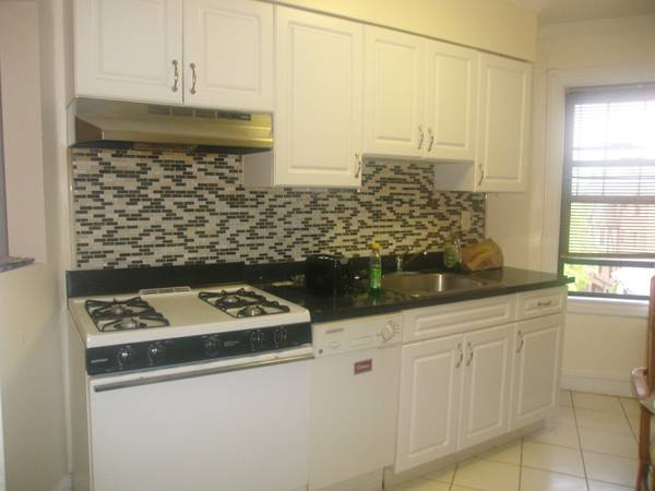 $2,500 / 2br - 2BRnear BAYSIDE LIRR,RENOVATEDkit/DW/LARGE LR,WOODflr,KINGsizeMasterBR (Bayside near NORTH Flushing and Whitestone)63689844068483120