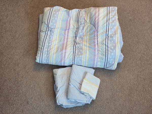 Twin comforter and sheet set 1
