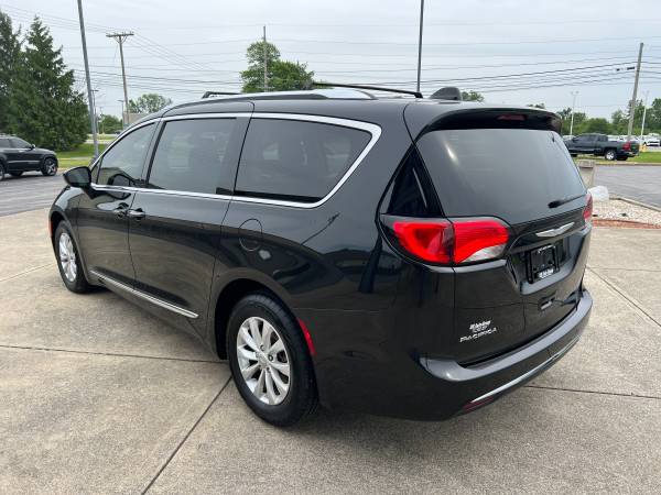 2018 CHRY PACIFICA TOURING-L 1-OWNER AND PERFECT CARFAX - $17,900 (GREENFIELD)63622014298499124