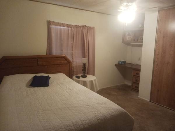 Weekly room for rent 32nd Street and Bell 1