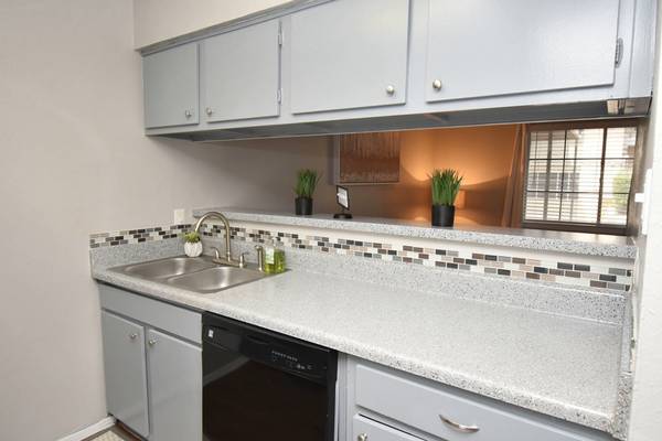 $1,400 / 2br - 1099ft2 - Vinyl Flooring, Built-In Bookshelves, Dog Park (1109 N Carrier Pkwy, Grand Prairie, TX)63796601768067121