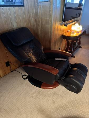 Massage Leather/Wood Chair w/ Remote 1