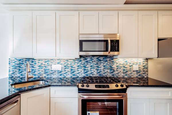$3,200 / 2br - East Boston 2 Bed/1 Bath Apartment | Maverick St (East Boston)63863244498051121