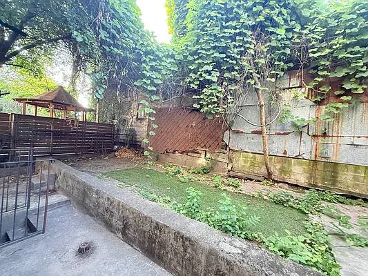 $3,000 / 2br - Bushwick 2 Bed / 1 Bath w/ Private Backyard - No Brokers Fee - $3000 (Brooklyn)63827341781891120