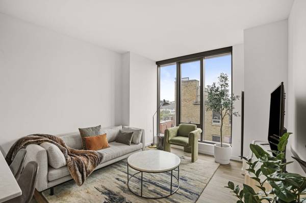 $1,900 Elegant Studio Apartment in West Loop - in unit w/d, pool, gym, etc. (West Loop)63781655360129120