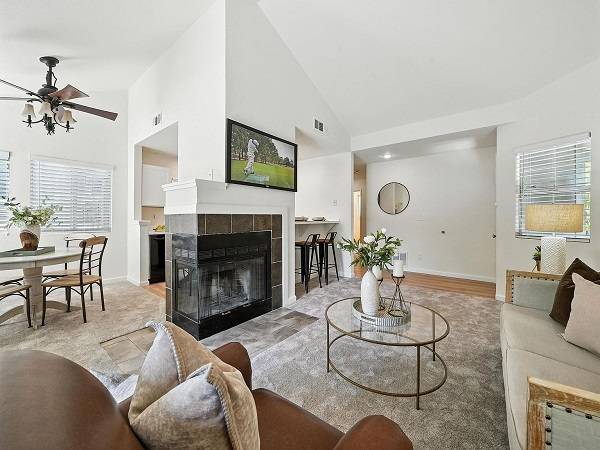 $1,020 / 2br - 1043ft2 - Bright top-floor 2br condo w/ garage & resort amenities (dublin / pleasanton / livermore)63657863493251120