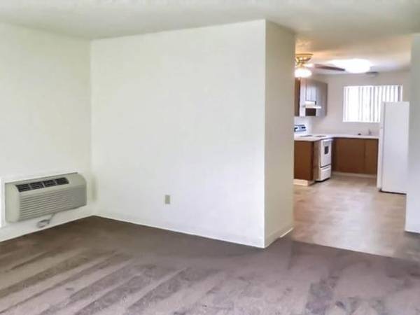 $1,400 / 2br - 950ft2 - Cozy 2 BR/1.5 BA Hideaway with Easy Freeway Access63678526976387122