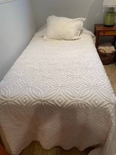 TWIN SIZE BEDSPREAD & PILLOW SHAM 1