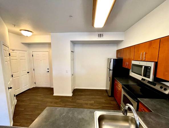 $1,765 / 2br - 1033ft2 - Spacious 2nd Floor 2-Bedroom! Brand New Flooring, W/D, Central Air (Richland)63924682849795121