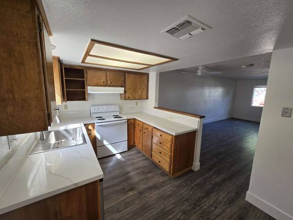 $1,017 / 2br - 2br - 1645 Pine Street Unit # (Paso Robles,)63890317155587122