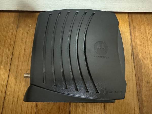 Motorola SURFboard Cable Modem With Cord 1