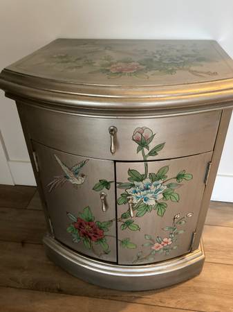 Acent table/chest 1
