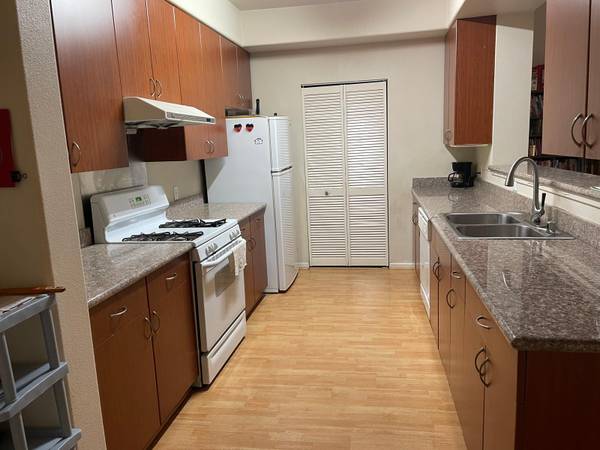 $1,145 / 1br - 1060ft2 - Habitación principal privada y baño. Cerca del Bart de la calle 12 (centro de oakland)63622931550977121