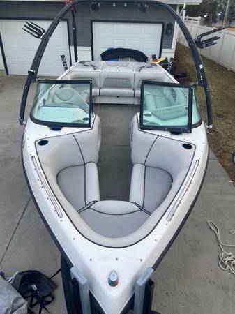 2005 23.5 ft Calabria Pro-V Wakeboarding boat 1