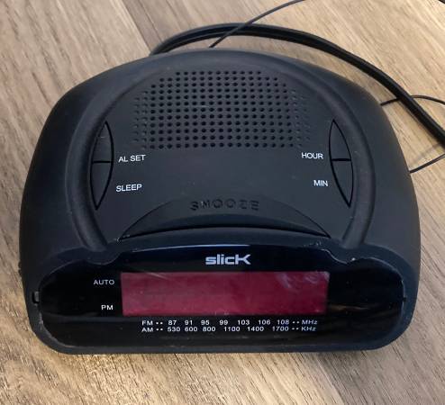 Slick CR212 AM/FM Alarm Clock Radio Battery Backup Good Used Condition 1