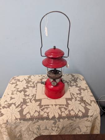 Vintage red Coleman Model 200 Lantern Nice Condition with Case