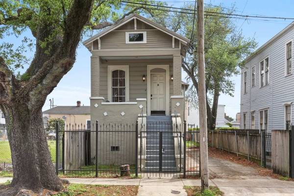 $225 / 3br - 1500ft2 - Lovely 3BD | Steps to St. Charles | Gated Parking (New Orleans, LA)63791898863875124