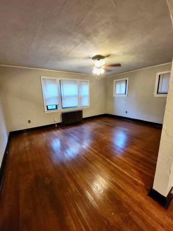 $950 / 1br - 600ft2 - 1 bedroom, Built In Shelving, Front Yard64013205786753124