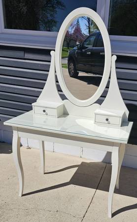 White make-up vanity 1