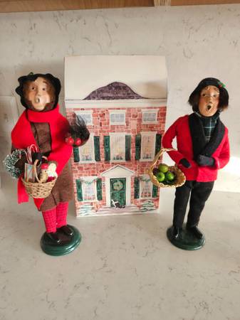 Byers Choice Men Carollers (2) With Box/Backdrop 1
