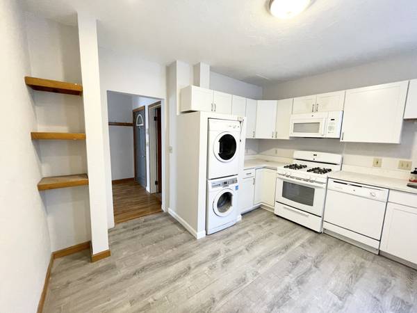 $5,250 / 4br - Amplio 4 habitaciones 1 baño en North St SIN COMISIÓN 9/1 (North End)63690775328385121