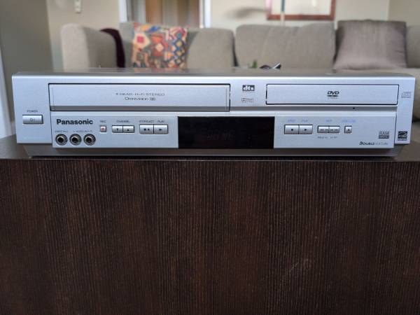 Panasonic VCR and DVD player - EXCELLENT CONDITION 1
