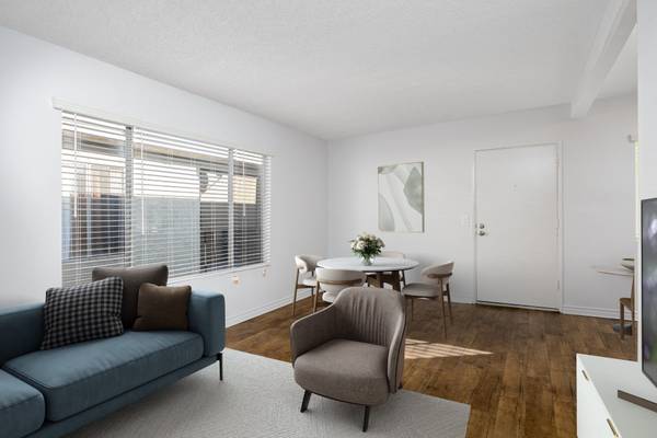 $2,295 / 2br - Charming Apartment + Prime location! + Laundry Facilities and more! * (Torrance)63774461059585124