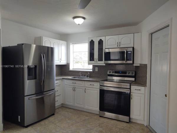 VERY NICE UNIT 1 BED/ 1 BATH 1