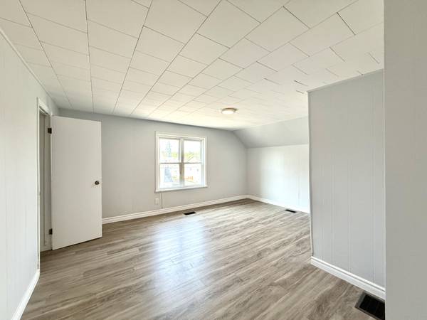 Upper - 26 Albina Street Welland Ontario L3C 1P3 3