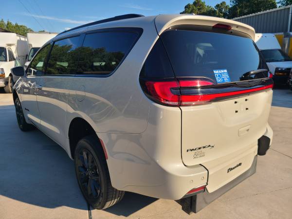 2021 Chrysler Pacifica Touring Rear Entry BraunAbility Wheelchair Van - $52,500 (Peachland)63613334302723123