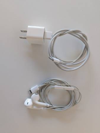 Apple EarPods with Lightning Connector and charge cable adapter 1