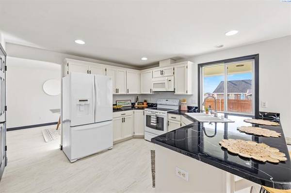 $449,999 / 4br - 2080ft2 - Spacious 4BR West Pasco Home on Corner Lot (Pasco)64293917961603123