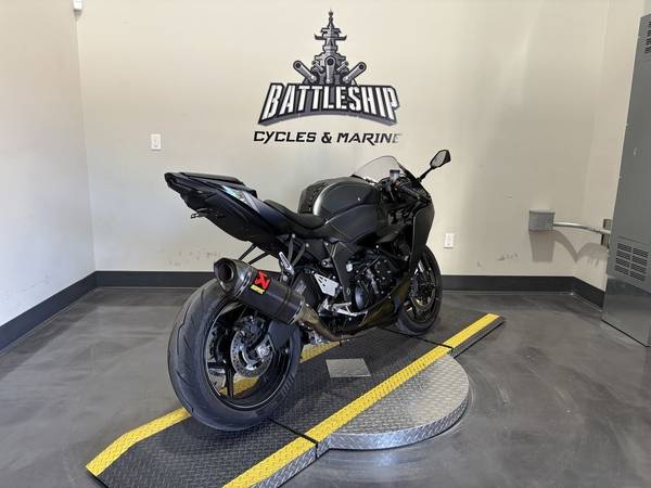 2024 Kawasaki Ninja® ZX-6R Metallic Flat Spark Black/Ebony