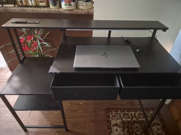 LUMINARY DESK 1