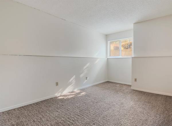 $1,450 / 2br - Justo al lado de muchas tiendas eclécticas + 1 milla a PCC-Sylvania - Dos habitaciones (Portland)63831326347009122