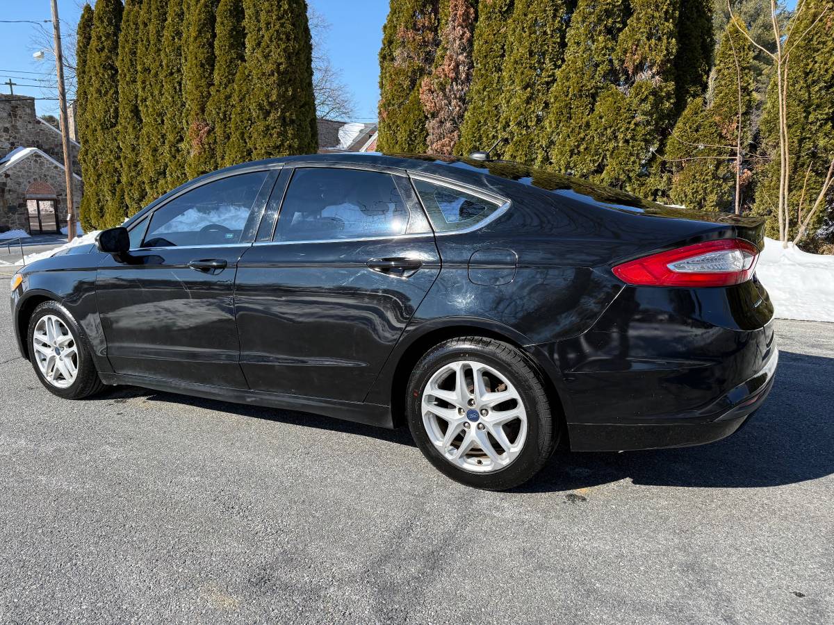 2016 Ford Fusion SE - back-up camera, new tires, Runs great